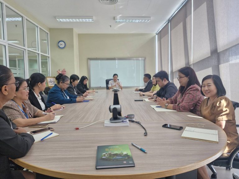 กองกลาง สำนักงานมหาวิทยาลัย ประชุมเพื่อแนะนำการทำงานของแต่ละส่วนงานให้กับพนักงานใหม่