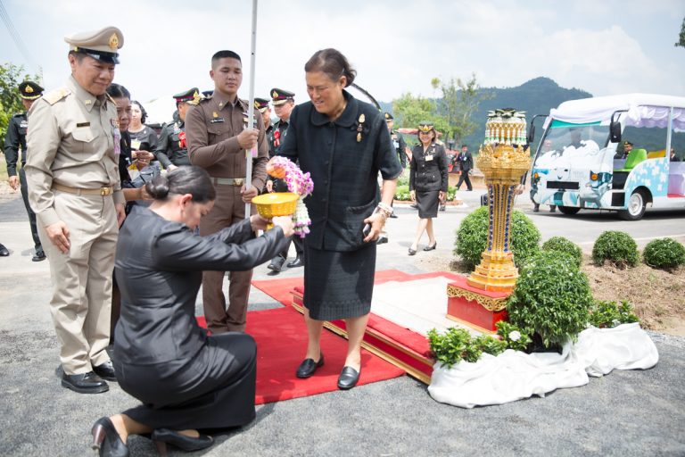 พลเอกหญิงสมเด็จพระเทพรัตนราชสุดา ฯ สยามบรมราชกุมารี เสด็จพระราชดำเนินไปทอดพระเนตรโครงการเกษตรรวมใจ อันเนื่องมาจากพระราชดำริ และทรงเปิด “อาคารรัตนธัญญาหาร”