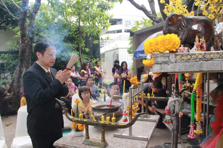 โรงเรียนการท่องเที่ยวและการบริการ มสด. จัดพิธีสักการะบูชาหลวงปู่ชัยมงคล เพื่อความเป็นสิริมงคล เนื่องในการจัดกิจกรรม “Suan Dusit Tourism Run 2018” วิ่งรอบรั้ว ทัวร์รอบเมือง