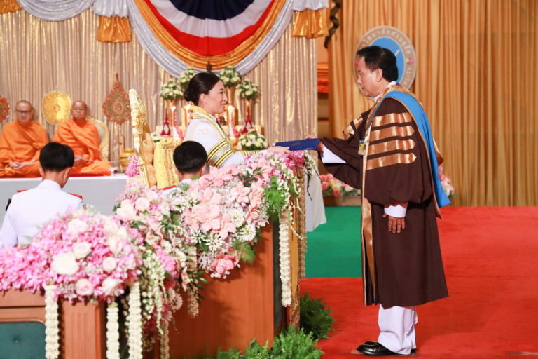 พิธีพระราชทานปริญญาบัตรแก่บัณฑิตผู้สำเร็จการศึกษาจากมหาวิทยาลัยสวนดุสิต ประจำปีการศึกษา 2559-2560