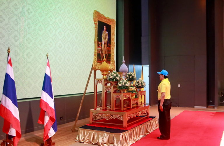 มสด. จัดบรรยายเรื่อง สถาบันพระมหากษัตริย์กับประเทศไทย “สืบสาน รักษา ต่อยอด : บริบทสังคมที่เปลี่ยน กับพระราชภารกิจที่เปลี่ยนไป” และพิธีรับหมวกและผ้าพันคอพระราชทานในโครงการจิตอาสา “เราทำความ ดี ด้วยหัวใจ”