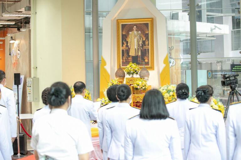 ม.สวนดุสิต จัดพิธีวางพานดอกไม้และพิธีถวายบังคม เนื่องในวันคล้ายวันพระบรมราชสมภพ พระบาทสมเด็จพระบรมชนกาธิเบศร มหาภูมิพลอดุลยเดชมหาราช บรมนาถบพิตร วันชาติ และวันพ่อแห่งชาติ 5 ธันวาคม 2565