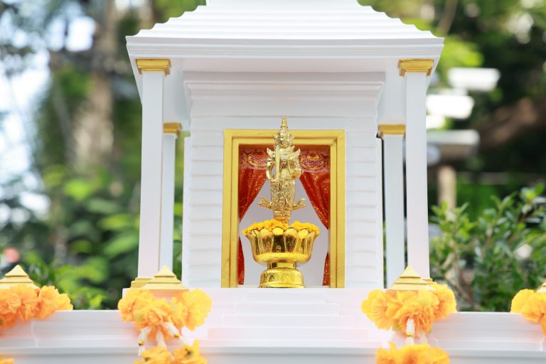 มหาวิทยาลัยสวนดุสิต จัดพิธีตั้งศาลหลวงปู่ชัยมงคล ประจำอาคารเฉลิมพระเกียรติ 50 พรรษา มหาวชิราลงกรณ (แยกสวนรื่นฤดี)