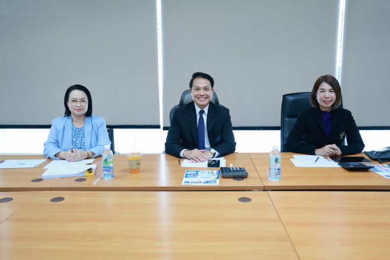 การทดสอบเจตคติด้วยการพิจารณาจากแฟ้มสะสมผลงานและการสัมภาษณ์ของพนักงานมหาวิทยาลัย