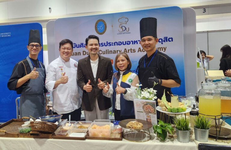 สถาบันศิลปะการประกอบอาหาร โดยโรงเรียนการเรือน และสวนดุสิตโฮมเบเกอรี่ มหาวิทยาลัยสวนดุสิต จัดสาธิตเมนูอาหารสุขภาพ ในงาน “มหกรรมนวดไทย และเวลเนสแห่งชาติ” ณ ศูนย์ฯ สิริกิติ์